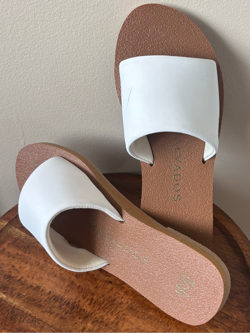 Malvados Sz 7 women’s White Slide Sandals